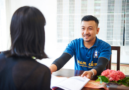 浄水器の説明をするスタッフ