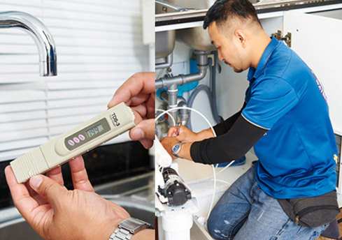 浄水器を設置後、水の検査をしているスタッフ